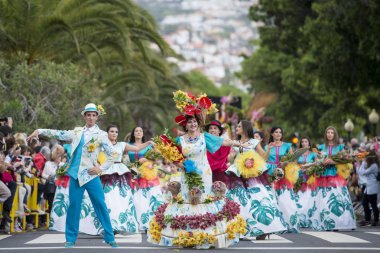 insanlar renkli elbise Festa da Flor veya bahar çiçek Festivali, Funchal Şehir Adası Madeira Portekiz Atlantik Okyanusu giymiş. Madeira, Funchal, Nisan, 2018