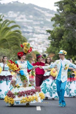 insanlar renkli elbise Festa da Flor veya bahar çiçek Festivali, Funchal Şehir Adası Madeira Portekiz Atlantik Okyanusu giymiş. Madeira, Funchal, Nisan, 2018