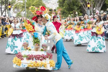 insanlar renkli elbise Festa da Flor veya bahar çiçek Festivali, Funchal Şehir Adası Madeira Portekiz Atlantik Okyanusu giymiş. Madeira, Funchal, Nisan, 2018