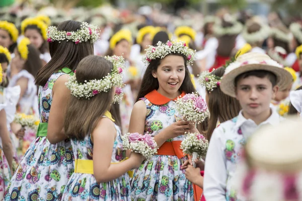 Παιδιά Ντυμένη Πολύχρωμα Ρούχα Στο Festa Flor Γιορτή Των Λουλουδιών — Φωτογραφία Αρχείου