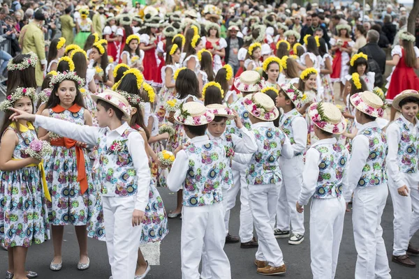 在葡萄牙大西洋马德拉岛丰查尔市举行的节日 面粉或春花节上 孩子们穿着五颜六色的衣服 Madeira Funchal 2018年4月 — 图库照片