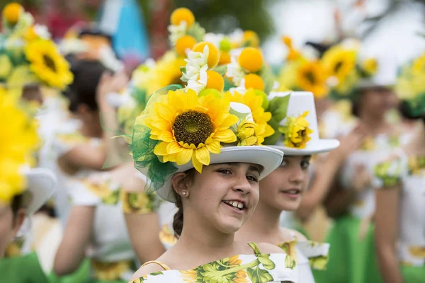 Enfants Vêtus Vêtements Colorés Festa Flor Festival Fleurs Printemps Dans — Photo