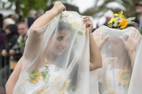 Mujeres Cubren Maquillaje Con Lluvia Corta Con Vestidos Colores Festa — Foto de Stock