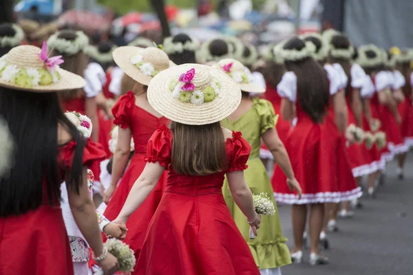 Γυναίκες Ντυμένες Πολύχρωμα Ρούχα Στο Festa Flor Γιορτή Των Λουλουδιών — Φωτογραφία Αρχείου