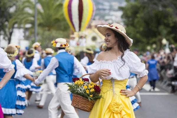 女性はポルトガルの大西洋のマデイラ島のフンシャルの街でフェスタ フロールや春の花祭りでカラフルな服を着た マデイラ フンシャル 2018 — ストック写真