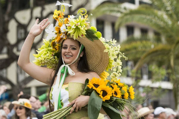 Las mujeres jóvenes con vestidos floreados y sombrero en el Spring Flower  Festival de Funchal, isla de Madeira, Portugal Fotografía de stock - Alamy