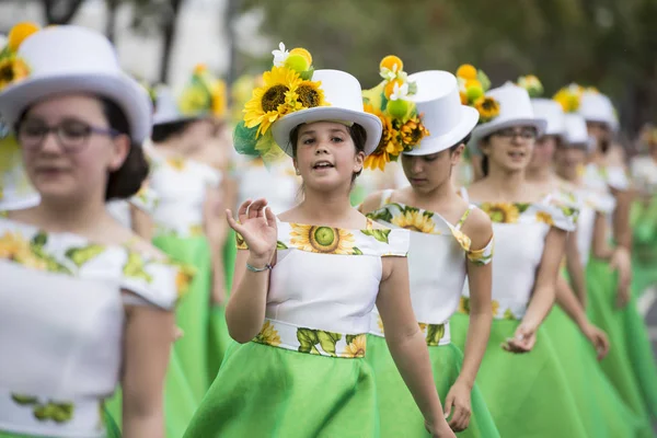 女性はポルトガルの大西洋のマデイラ島のフンシャルの街でフェスタ フロールや春の花祭りでカラフルな服を着た マデイラ フンシャル 2018 — ストック写真