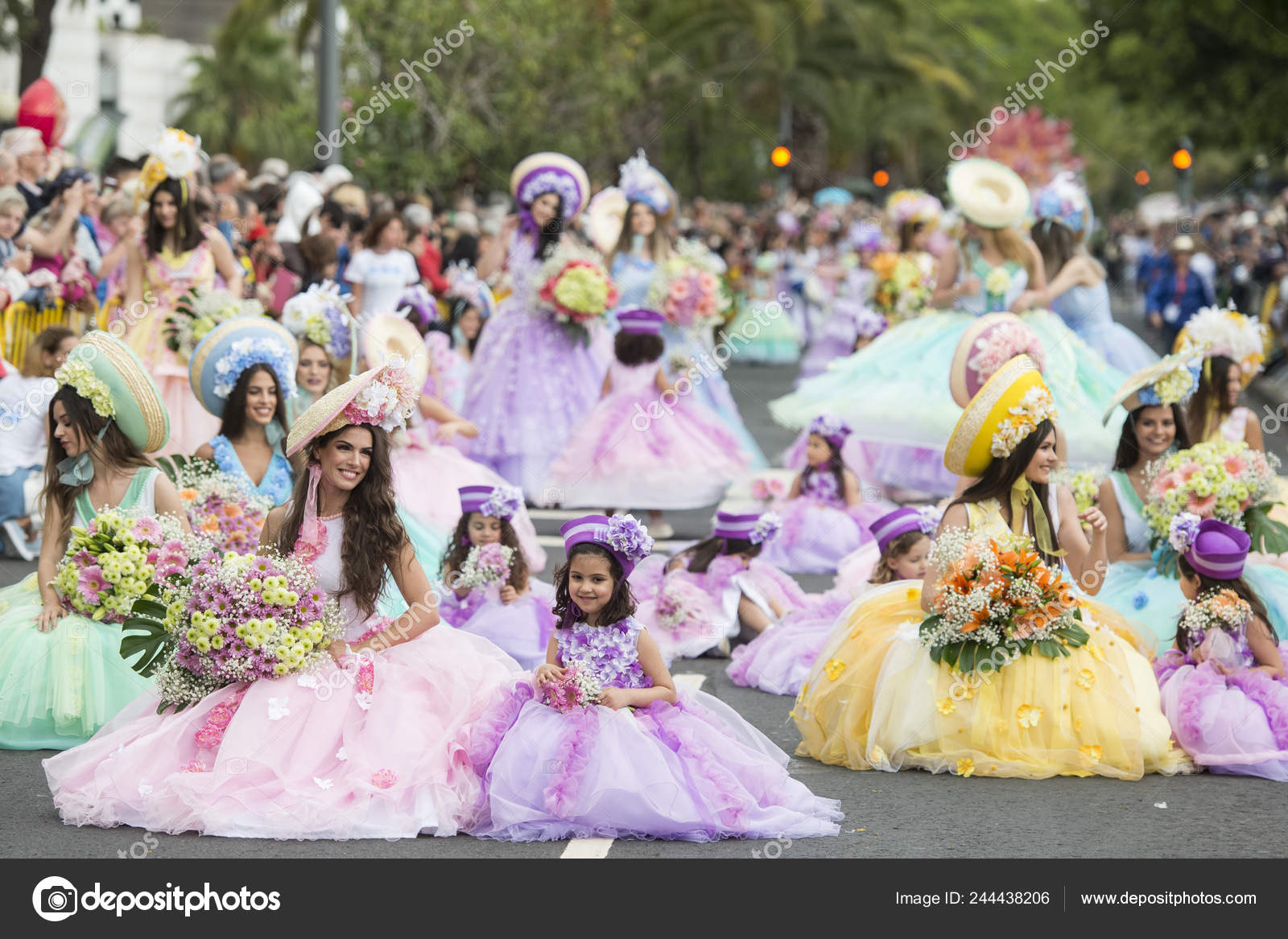 aburrido Desviación Loza de barro Mujeres Vestidas Con Ropa Colorida Festa Flor Spring Flower Festival — Foto  editorial de stock © urf #244438206