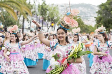 Kadınlar renkli elbise Festa da Flor veya bahar çiçek Festivali, Funchal Şehir Adası Madeira Portekiz Atlantik Okyanusu giymiş. Madeira, Funchal, Nisan, 2018