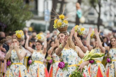 Kadınlar renkli elbise Festa da Flor veya bahar çiçek Festivali, Funchal Şehir Adası Madeira Portekiz Atlantik Okyanusu giymiş. Madeira, Funchal, Nisan, 2018