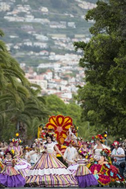 Kadınlar renkli elbise Festa da Flor veya bahar çiçek Festivali, Funchal Şehir Adası Madeira Portekiz Atlantik Okyanusu giymiş. Madeira, Funchal, Nisan, 2018
