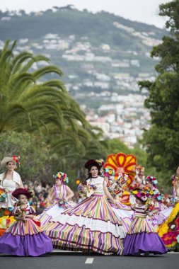 Kadınlar renkli elbise Festa da Flor veya bahar çiçek Festivali, Funchal Şehir Adası Madeira Portekiz Atlantik Okyanusu giymiş. Madeira, Funchal, Nisan, 2018