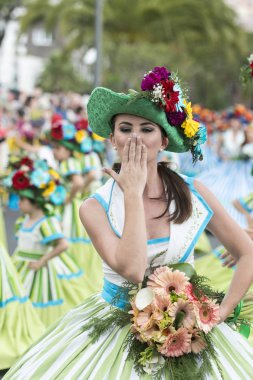 Kadınlar renkli elbise Festa da Flor veya bahar çiçek Festivali, Funchal Şehir Adası Madeira Portekiz Atlantik Okyanusu giymiş. Madeira, Funchal, Nisan, 2018