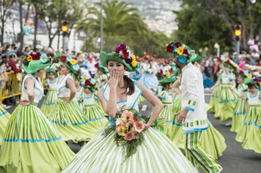 Kadınlar renkli elbise Festa da Flor veya bahar çiçek Festivali, Funchal Şehir Adası Madeira Portekiz Atlantik Okyanusu giymiş. Madeira, Funchal, Nisan, 2018