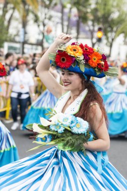 Kadınlar renkli elbise Festa da Flor veya bahar çiçek Festivali, Funchal Şehir Adası Madeira Portekiz Atlantik Okyanusu giymiş. Madeira, Funchal, Nisan, 2018
