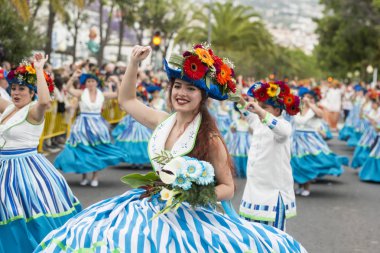 Kadınlar renkli elbise Festa da Flor veya bahar çiçek Festivali, Funchal Şehir Adası Madeira Portekiz Atlantik Okyanusu giymiş. Madeira, Funchal, Nisan, 2018