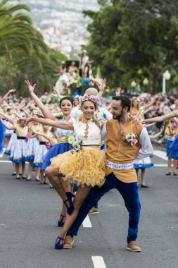 insanlar renkli elbise Festa da Flor veya bahar çiçek Festivali, Funchal Şehir Adası Madeira Portekiz Atlantik Okyanusu giymiş. Madeira, Funchal, Nisan, 2018