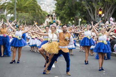 insanlar renkli elbise Festa da Flor veya bahar çiçek Festivali, Funchal Şehir Adası Madeira Portekiz Atlantik Okyanusu giymiş. Madeira, Funchal, Nisan, 2018