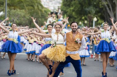 insanlar renkli elbise Festa da Flor veya bahar çiçek Festivali, Funchal Şehir Adası Madeira Portekiz Atlantik Okyanusu giymiş. Madeira, Funchal, Nisan, 2018