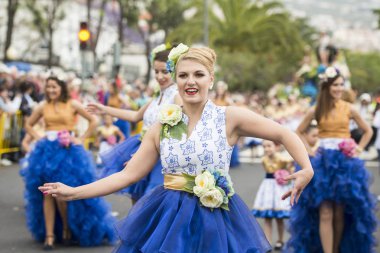 Kadınlar renkli elbise Festa da Flor veya bahar çiçek Festivali, Funchal Şehir Adası Madeira Portekiz Atlantik Okyanusu giymiş. Madeira, Funchal, Nisan, 2018