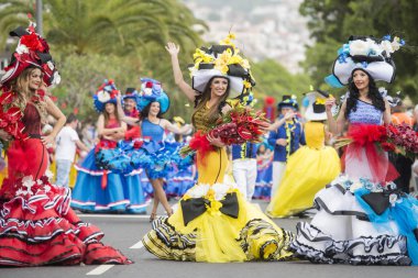 Kadınlar renkli elbise Festa da Flor veya bahar çiçek Festivali, Funchal Şehir Adası Madeira Portekiz Atlantik Okyanusu giymiş. Madeira, Funchal, Nisan, 2018