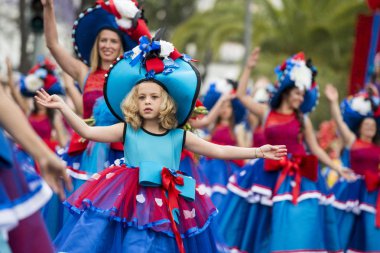 Çocuk renkli elbise Festa da Flor veya bahar çiçek Festivali, Funchal Şehir Adası Madeira Portekiz Atlantik Okyanusu giymiş. Madeira, Funchal, Nisan, 2018