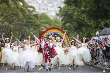 insanlar renkli elbise Festa da Flor veya bahar çiçek Festivali, Funchal Şehir Adası Madeira Portekiz Atlantik Okyanusu giymiş. Madeira, Funchal, Nisan, 2018