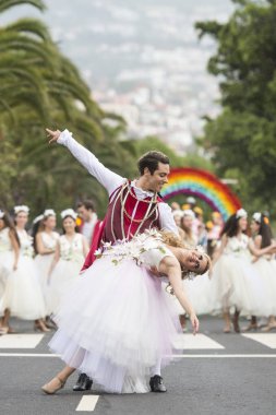 insanlar renkli elbise Festa da Flor veya bahar çiçek Festivali, Funchal Şehir Adası Madeira Portekiz Atlantik Okyanusu giymiş. Madeira, Funchal, Nisan, 2018