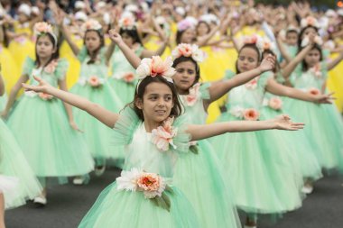 Çocuk renkli elbise Festa da Flor veya bahar çiçek Festivali, Funchal Şehir Adası Madeira Portekiz Atlantik Okyanusu giymiş. Madeira, Funchal, Nisan, 2018