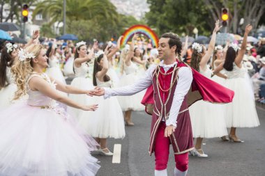insanlar renkli elbise Festa da Flor veya bahar çiçek Festivali, Funchal Şehir Adası Madeira Portekiz Atlantik Okyanusu giymiş. Madeira, Funchal, Nisan, 2018
