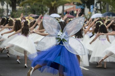 Kadınlar renkli elbise Festa da Flor veya bahar çiçek Festivali, Funchal Şehir Adası Madeira Portekiz Atlantik Okyanusu giymiş. Madeira, Funchal, Nisan, 2018