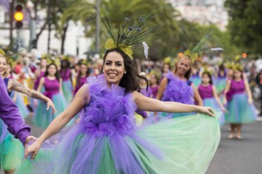 Kadınlar renkli elbise Festa da Flor veya bahar çiçek Festivali, Funchal Şehir Adası Madeira Portekiz Atlantik Okyanusu giymiş. Madeira, Funchal, Nisan, 2018