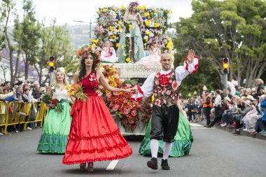 insanlar renkli elbise Festa da Flor veya bahar çiçek Festivali, Funchal Şehir Adası Madeira Portekiz Atlantik Okyanusu giymiş. Madeira, Funchal, Nisan, 2018