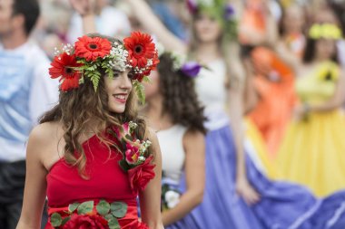 Kadınlar renkli elbise Festa da Flor veya bahar çiçek Festivali, Funchal Şehir Adası Madeira Portekiz Atlantik Okyanusu giymiş. Madeira, Funchal, Nisan, 2018