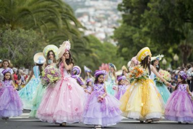 Kadınlar renkli elbise Festa da Flor veya bahar çiçek Festivali, Funchal Şehir Adası Madeira Portekiz Atlantik Okyanusu giymiş. Madeira, Funchal, Nisan, 2018