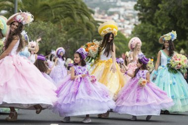 Kadınlar renkli elbise Festa da Flor veya bahar çiçek Festivali, Funchal Şehir Adası Madeira Portekiz Atlantik Okyanusu giymiş. Madeira, Funchal, Nisan, 2018