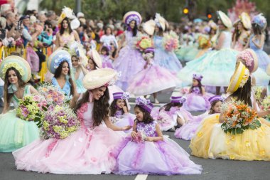 Kadınlar renkli elbise Festa da Flor veya bahar çiçek Festivali, Funchal Şehir Adası Madeira Portekiz Atlantik Okyanusu giymiş. Madeira, Funchal, Nisan, 2018