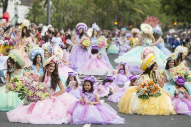 Kadınlar renkli elbise Festa da Flor veya bahar çiçek Festivali, Funchal Şehir Adası Madeira Portekiz Atlantik Okyanusu giymiş. Madeira, Funchal, Nisan, 2018