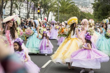 Kadınlar renkli elbise Festa da Flor veya bahar çiçek Festivali, Funchal Şehir Adası Madeira Portekiz Atlantik Okyanusu giymiş. Madeira, Funchal, Nisan, 2018