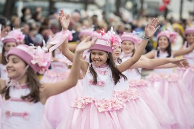 Kadınlar renkli elbise Festa da Flor veya bahar çiçek Festivali, Funchal Şehir Adası Madeira Portekiz Atlantik Okyanusu giymiş. Madeira, Funchal, Nisan, 2018