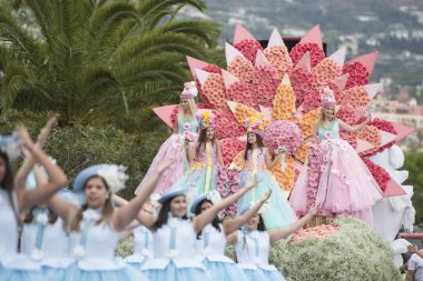 Kadınlar renkli elbise Festa da Flor veya bahar çiçek Festivali, Funchal Şehir Adası Madeira Portekiz Atlantik Okyanusu giymiş. Madeira, Funchal, Nisan, 2018