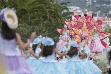 Kadınlar renkli elbise Festa da Flor veya bahar çiçek Festivali, Funchal Şehir Adası Madeira Portekiz Atlantik Okyanusu giymiş. Madeira, Funchal, Nisan, 2018