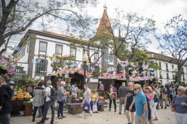 çiçek pazarı ve avenida Arriaga Festa da Flor veya Funchal Şehir Adası Madeira Portekiz Atlantik Okyanusu bahar çiçek Festivali Pazar Caddesinde. Madeira, Funchal, Nisan, 2018