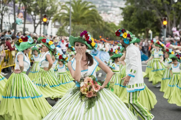 Kobiety Ubrane Kolorowe Ubrania Festa Flor Lub Kwiat Wiosny Miasta — Zdjęcie stockowe