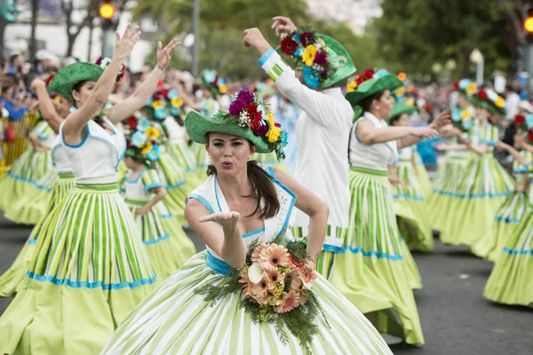 在葡萄牙大西洋马德拉岛丰查尔市举行的花期 身着五颜六色衣服的妇女 Madeira Funchal 2018年4月 — 图库照片