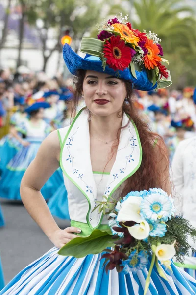 Kobiety Ubrane Kolorowe Ubrania Festa Flor Lub Kwiat Wiosny Miasta — Zdjęcie stockowe