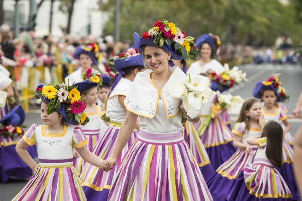 Kobiety Ubrane Kolorowe Ubrania Festa Flor Lub Kwiat Wiosny Miasta — Zdjęcie stockowe