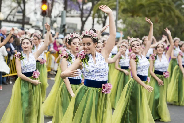 Γυναίκες Ντυμένες Πολύχρωμα Ρούχα Στο Festa Flor Γιορτή Των Λουλουδιών — Φωτογραφία Αρχείου