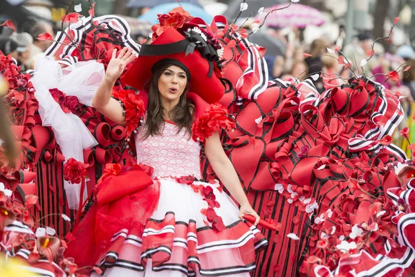 女性はポルトガルの大西洋のマデイラ島のフンシャルの街でフェスタ フロールや春の花祭りでカラフルな服を着た マデイラ フンシャル 2018 — ストック写真