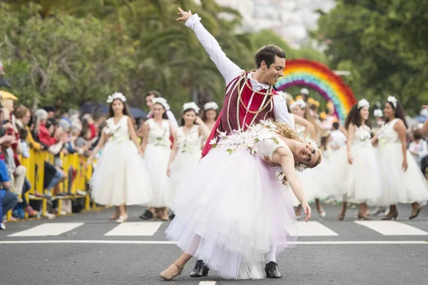 insanlar renkli elbise Festa da Flor veya bahar çiçek Festivali, Funchal Şehir Adası Madeira Portekiz Atlantik Okyanusu giymiş. Madeira, Funchal, Nisan, 2018